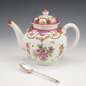 A Lowestoft Porcelain Curtis Pattern Teapot and Cover c1785